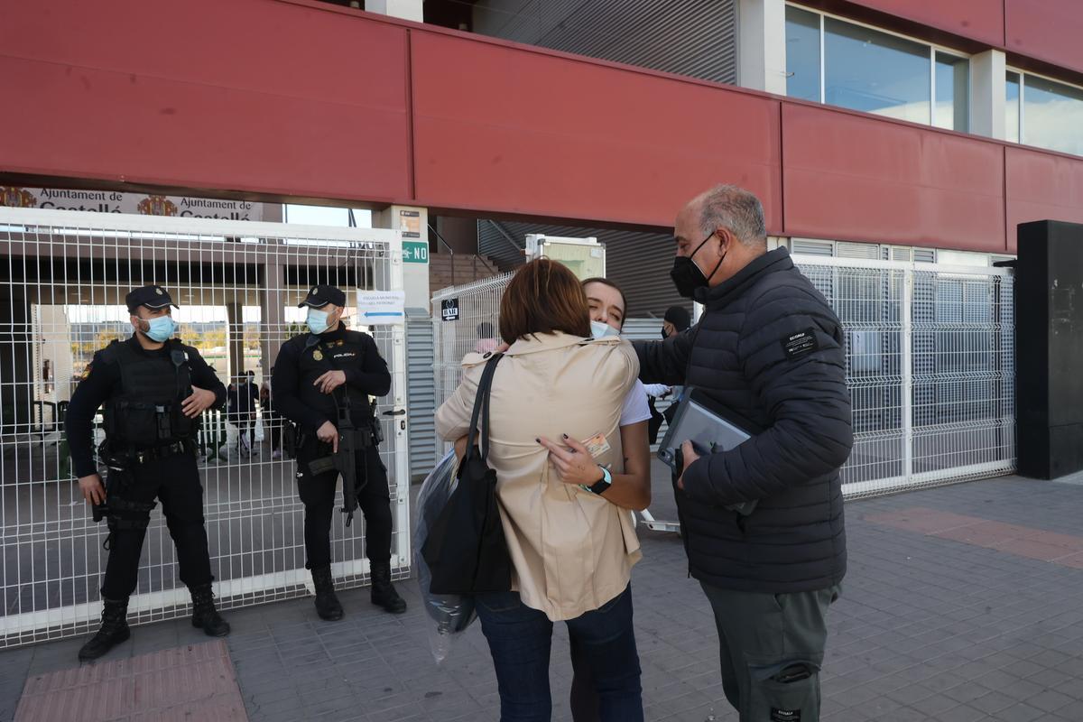A la salida de las instalaciones del Gaetà Huguet, un momento de la salida de una de las aspirantes.