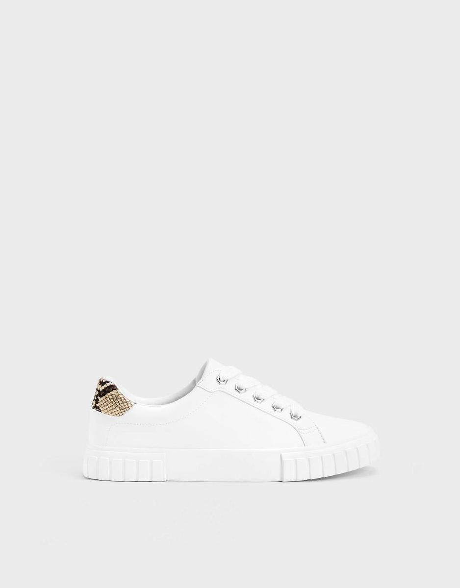 Zapatillas blancas con detalle animal print (Precio rebajado: 12,99 euros)