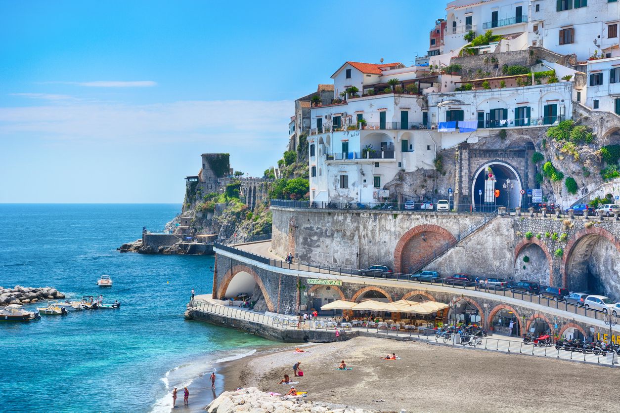 Vista de la ciudad de Atrani en la costa de Amalfi.