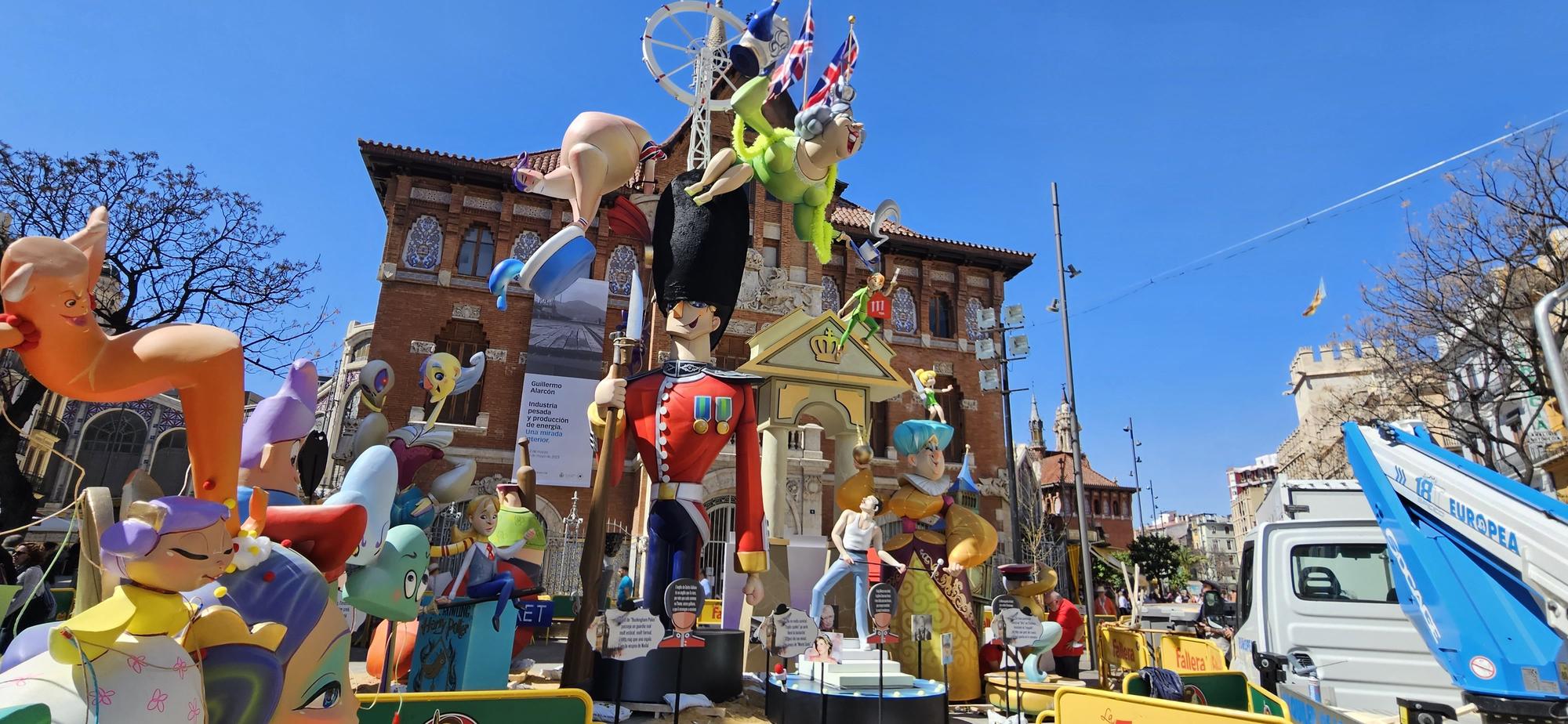 Divertida falla del Mercado Central con sus personajes ingleses