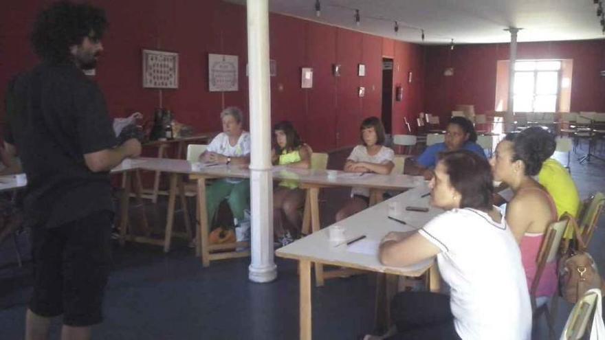 Los alumnos durante la clase de caligrafía impartida por Adeva.