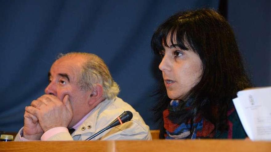 Nardo Faro Lagoa y Berta Pérez, en un pleno de la corporación canguesa.  // Gonzalo Núñez