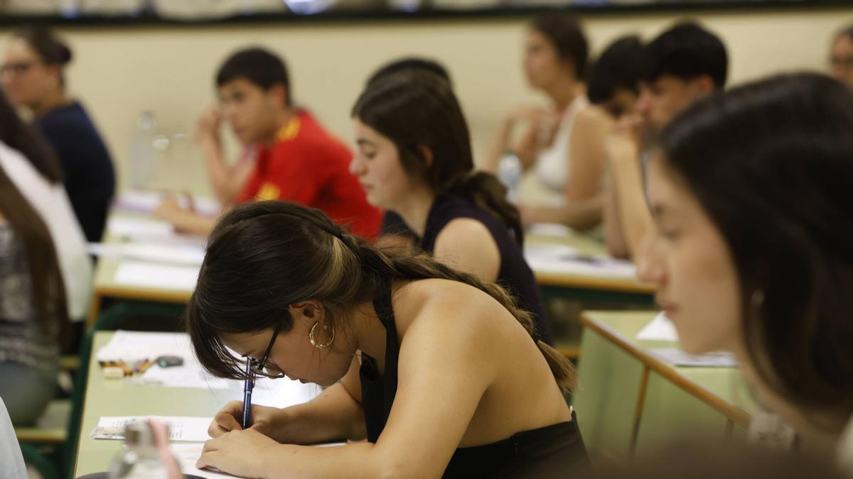 Pruebas de Acceso a la Universidad (PAU) en la convocatoria de julio en la Facultad de económicas en Oviedo.