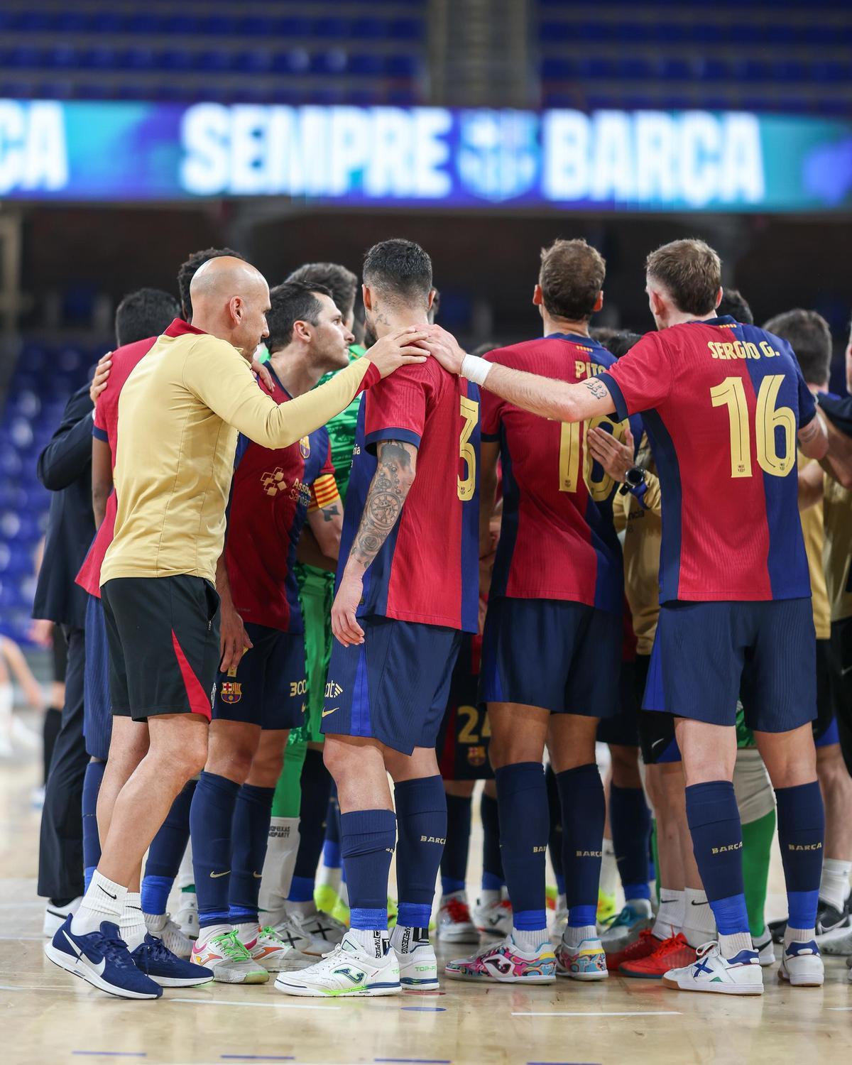 Los jugadores del Barça, unidos después de vencer al Noia (4-1)