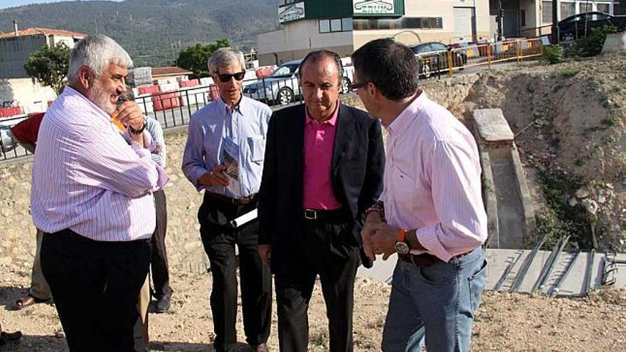 Joaquín Ripoll junto a Jorge Sedano durante la visita a las obras de la rotonda de Batoy.