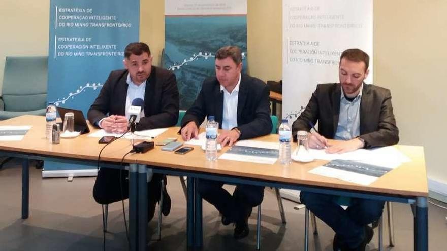 Uxío Benítez, Jorge Méndes y Valerià Paül Carril, ayer, durante la presentación del fórum transfronterizo. // FdV