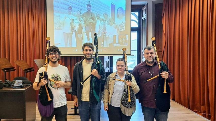 Por la izquierda, Rodrigo Joglar, Carlos Casado, Rebeca Rebollo y Arsenio Ruiz, y en la pantalla, los participantes de Vigo en el proyecto. |