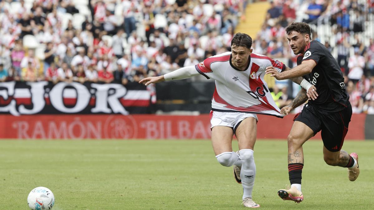 Ratiu disputa un balón con Isaac Romero en el Rayo-Sevilla en Vallecas de LaLiga