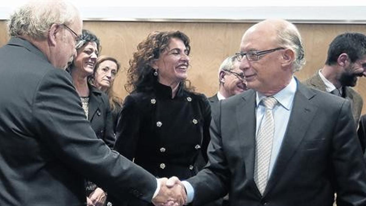 Mas-Colell y Montoro se saluda al inicio del Consejo de Política Fiscal y financiera.