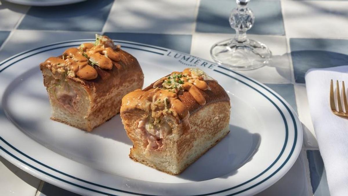 El 'lobster roll' del restaurante Chez Lumière en Royal Hideaway Sancti Petri.