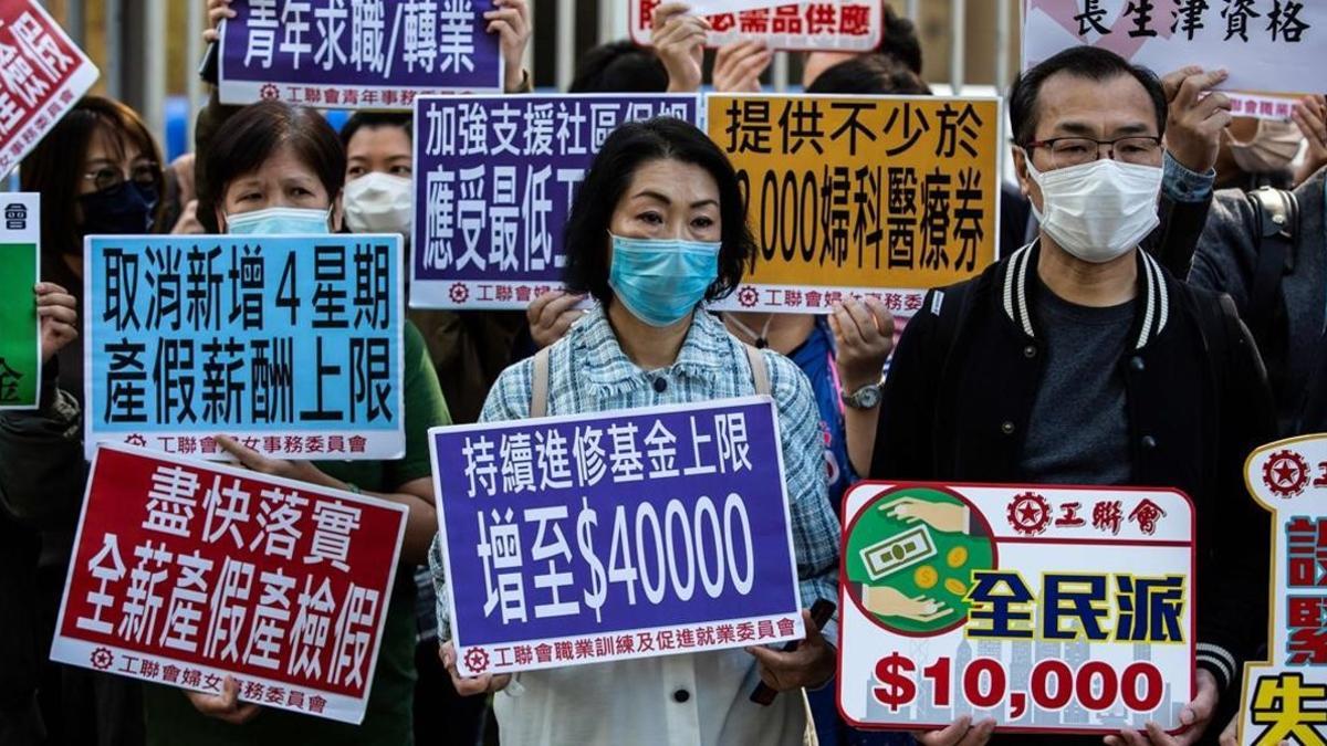 Manifestantes por la situación económica en Hong Kong.