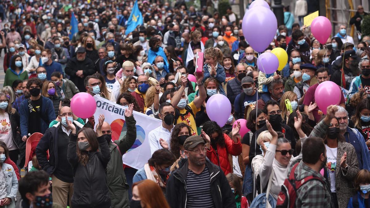 Los partidarios de la cooficialidad del asturiano se manifiestan en Oviedo