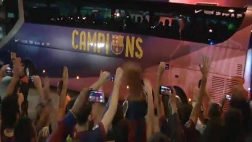 Locura en la llegada del campeón de Liga a Barcelona