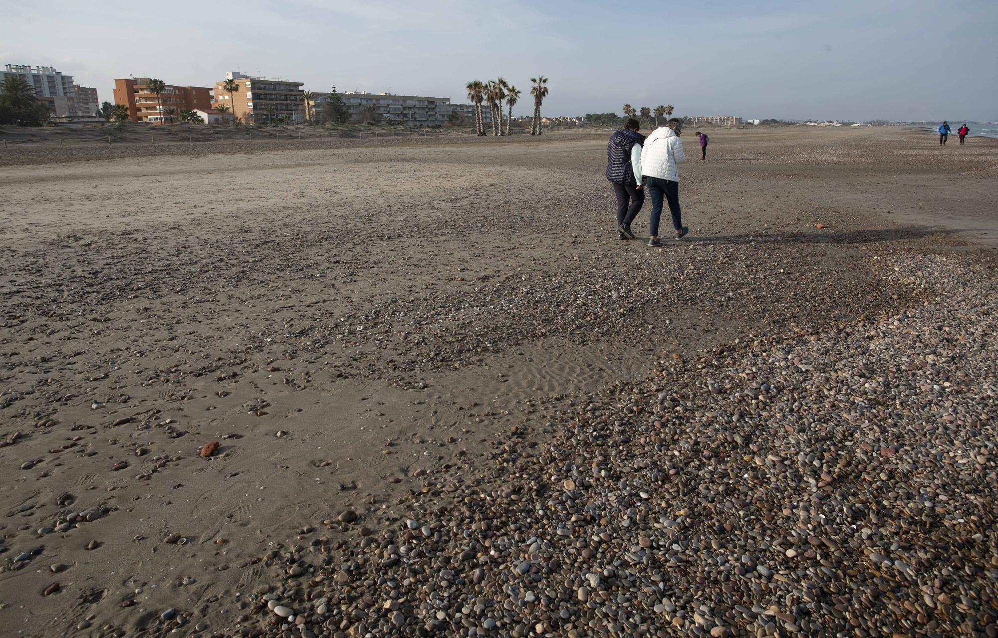 La playa de Canet d'En Berenguer con más piedras que nunca.