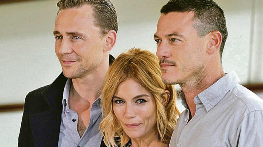 Tom Hiddleston, Sienna Miller y Luke Evans, ayer en San Sebastián.