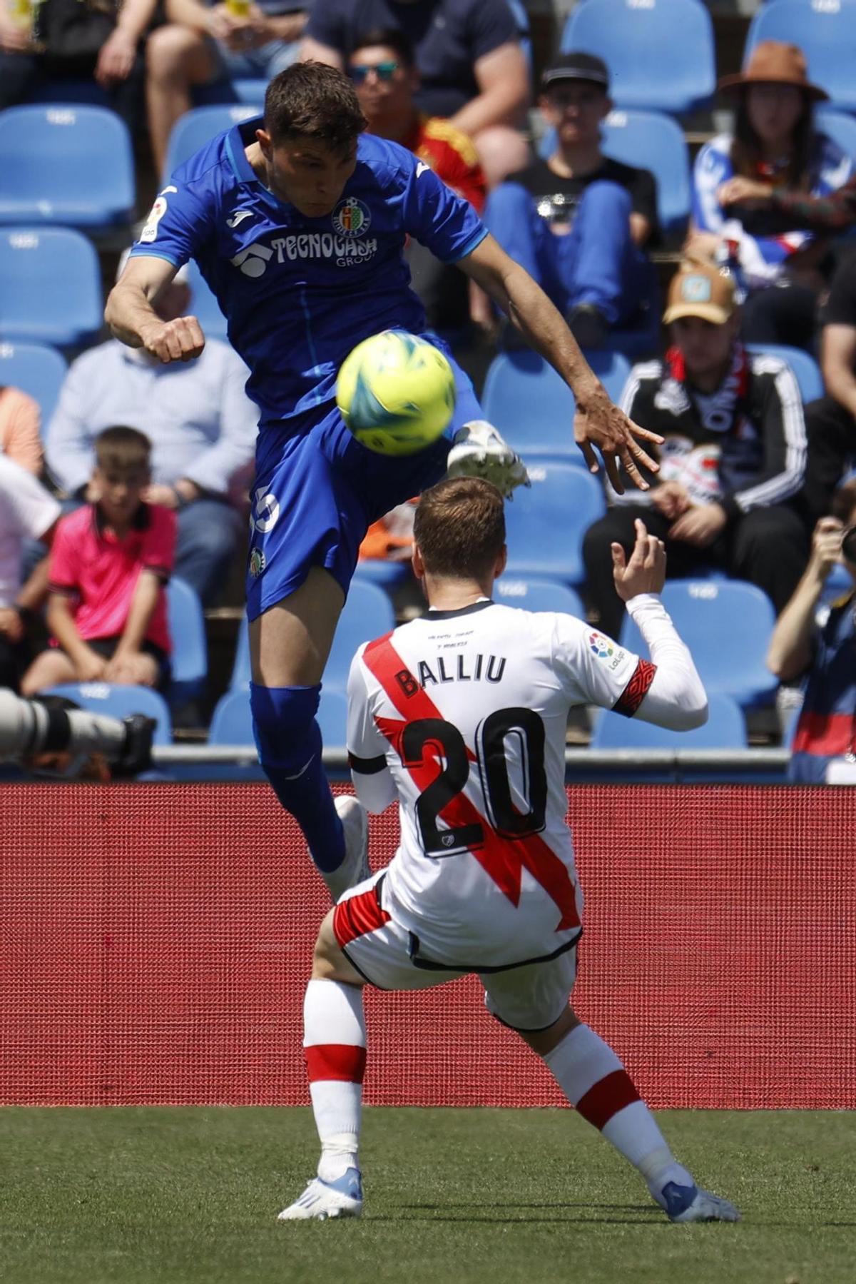 GRAF9223. MADRID, 08/05/2022.- El central del Getafe Jorge Cuenca (i) en acción ante el defensa del Rayo Vallecano Iván Balliu, durante el partido de la jornada 35 de LaLiga disputado este domingo en el Coliseum Alfonso Pérez. EFE/ J.J.GuillénIsi del rayo y okayalvaro del rayo y oscar del getafe