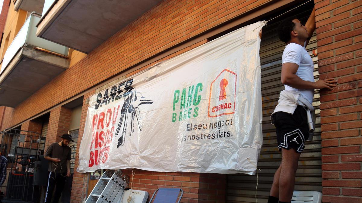 Acció de la PAHC i COSHAC a Manresa per denunciar que hi ha milers de pisos buits de la Sareb