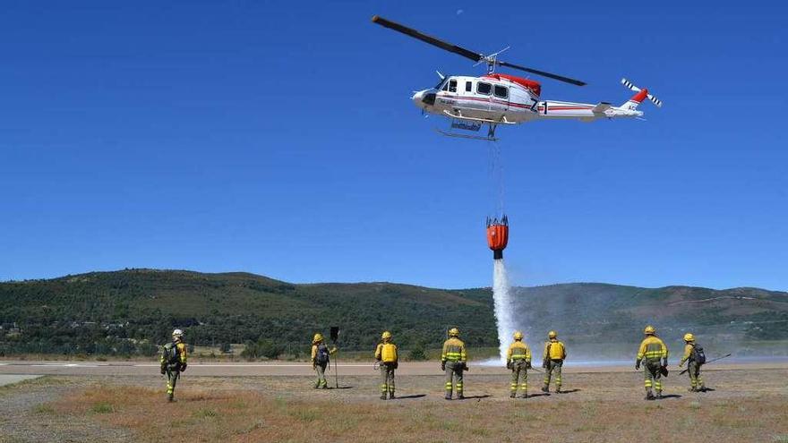 Demostración de una actuación de las cuadrillas helitransportadas en la base de Rosinos.