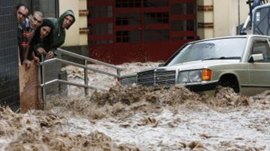 El temporal arrasa Madeira y dejaun balance de al menos 40 muertos