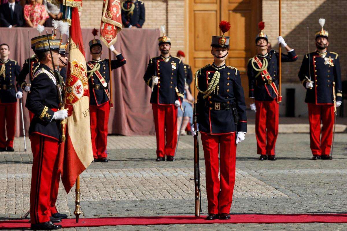 La princesa Leonor jura bandera