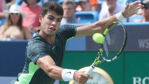 El español Carlos Alcaraz devuelve ante el australiano Max Purcell durante un partido de los cuartos de final del Masters 1.000 de Cincinnati