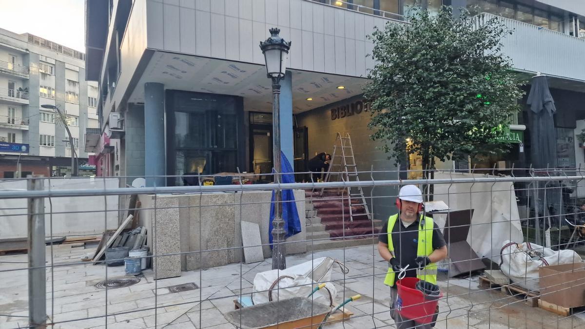 Los trabajadores dan los últimos retoques a la obra.