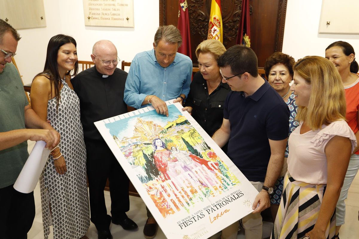 Los presentes admiran el cartel anunciador, obra del lorquino Francisco Javier Martínez.