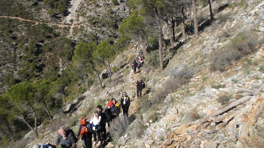 Un centenar de personas acomete la etapa prólogo de la VII Marcha de La Desbandá en la Sierra de Mijas