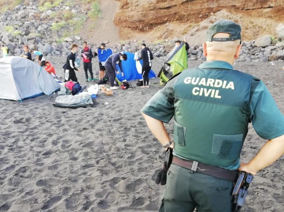Desalojados de una acampada ilegal en una playa de