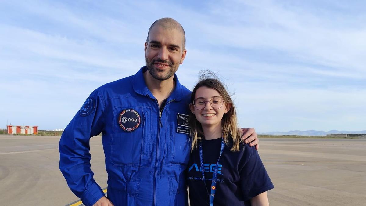 Alicia Fernández junto al astronauta Pablo Álvarez.