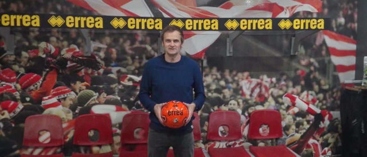 El exfutbolista Edu Alonso posa en su tienda deportiva en Bilbao.