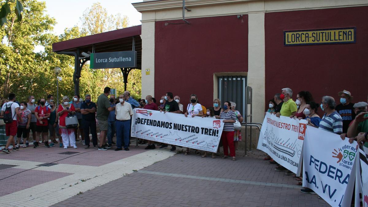 Los manifestantes ocuparon ayer el andén de la estación de Sutullena.