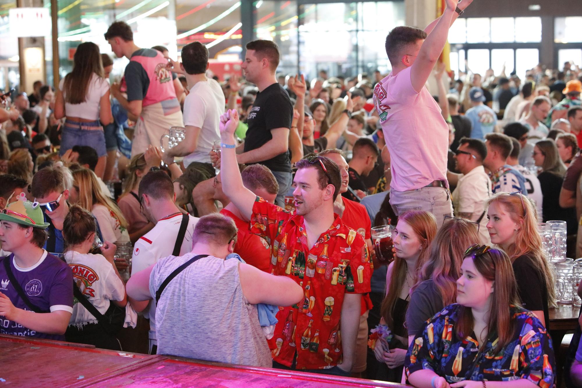 Erster Tag vom Bierkönig-Opening 2023 auf Mallorca: Peter Wackel und ganz viel Party