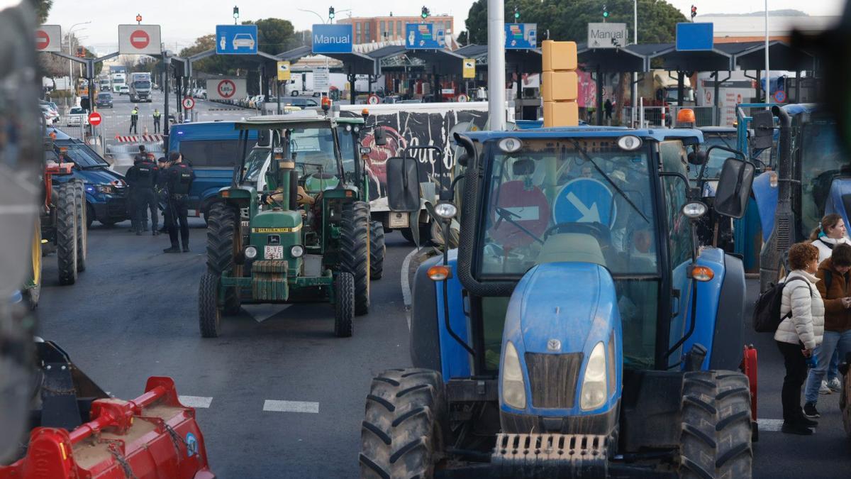 Manifestación de agricultores con sus tractores en Mercabarna