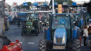 Manifestación de agricultores con sus tractores en Mercabarna