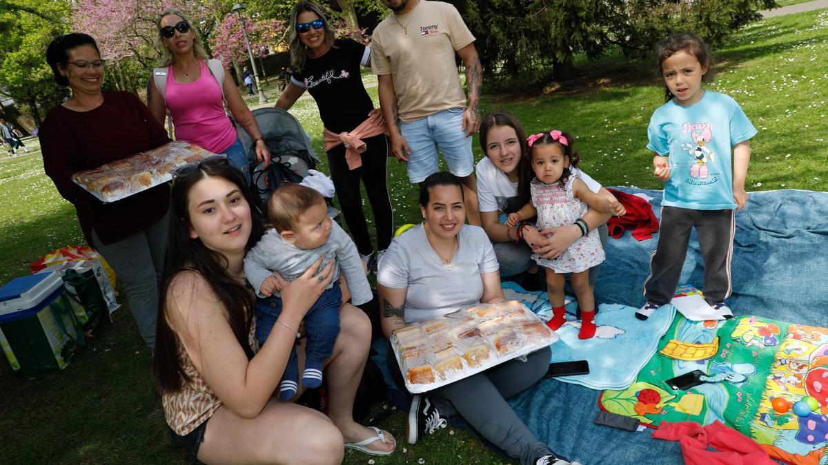 UN GRUPO DE AMIGOS EN EL PARQUE DE FERRERA