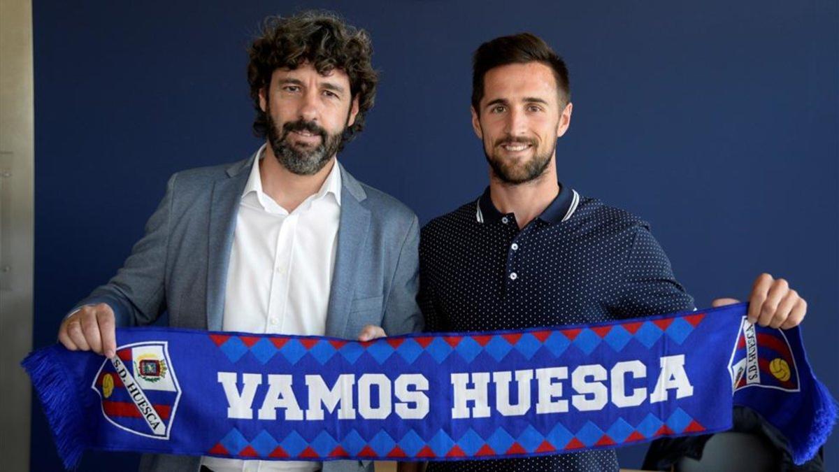 Emilio Vega posa con Jorge Miramón en su presentación como nuevo fichaje del Huesca