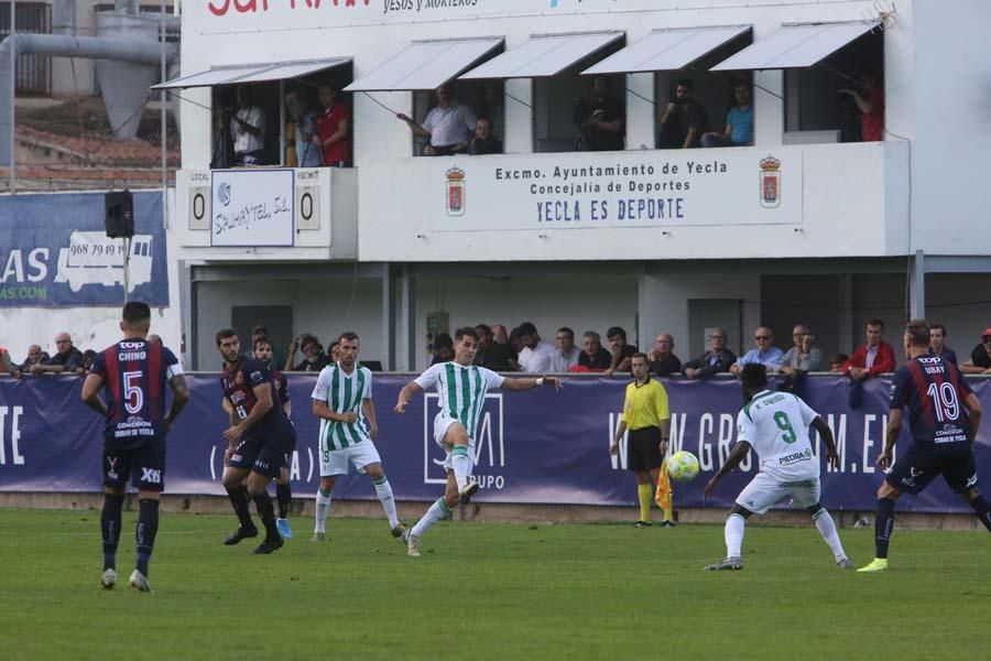 El Córdoba CF salva un punto ante el Yeclano