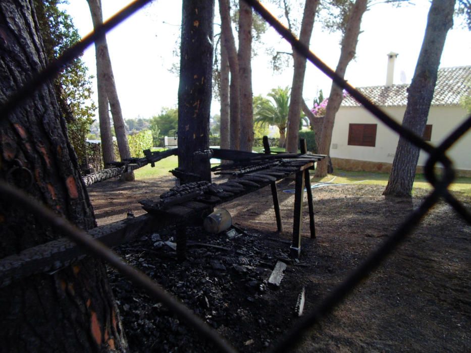 El fuego amenaza la cala de la Granadella