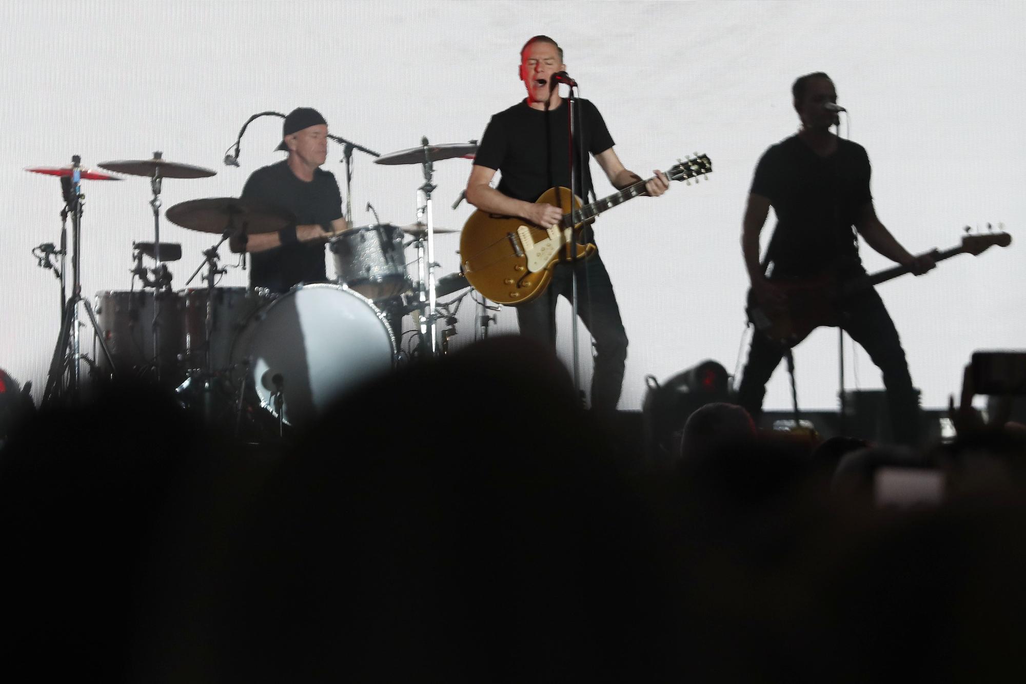 El rock con corazón de Bryan Adams enamora a Vigo