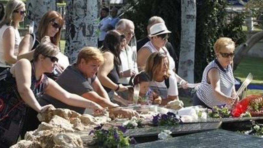 Familiares de las víctimas rinden homenaje a los fallecidos.