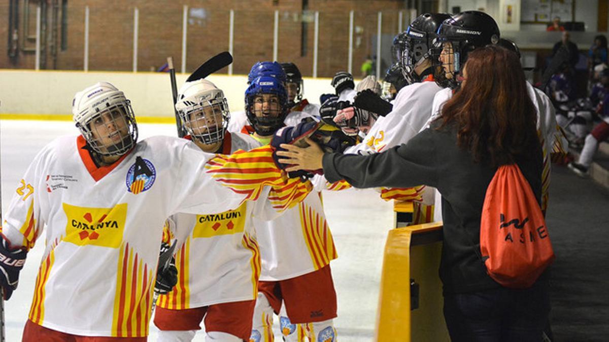 Las jóvenes jugadoras del Barcelona IceBlueCats se felicitan tras su primer partido en el Palau de Gel.