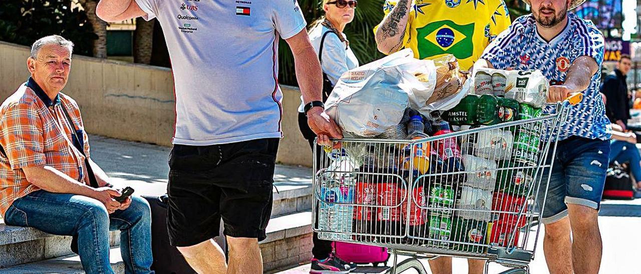 Turistas ingleses en Benidorm con un carro lleno de bebida.