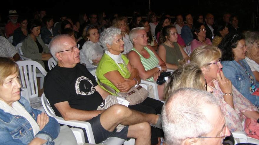 Unos 200 asistentes disfrutaron de poemas y vinos.