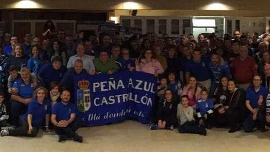 Esteban acompaña a los miembros de la Peña Azul Castrillón en la fiesta de cierre del año