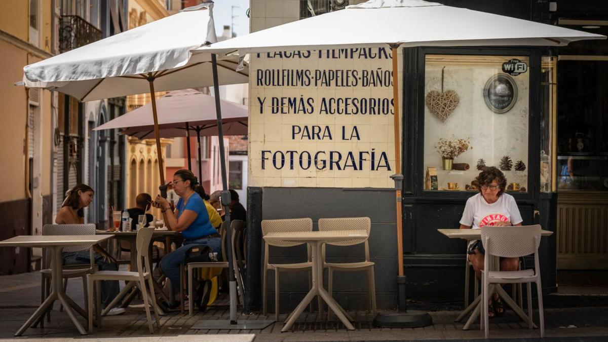 La terraza de una cafetería en la calle Castillo de Santa Cruz de Tenerife. | ANDRÉS GUTIÉRREZ