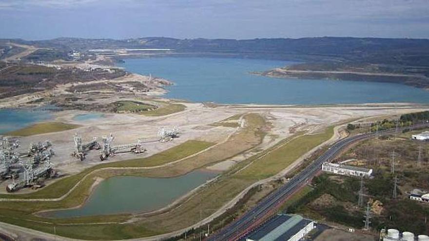 El lago artificial de As Pontes, a finales del pasado mes de abril. / la opinión