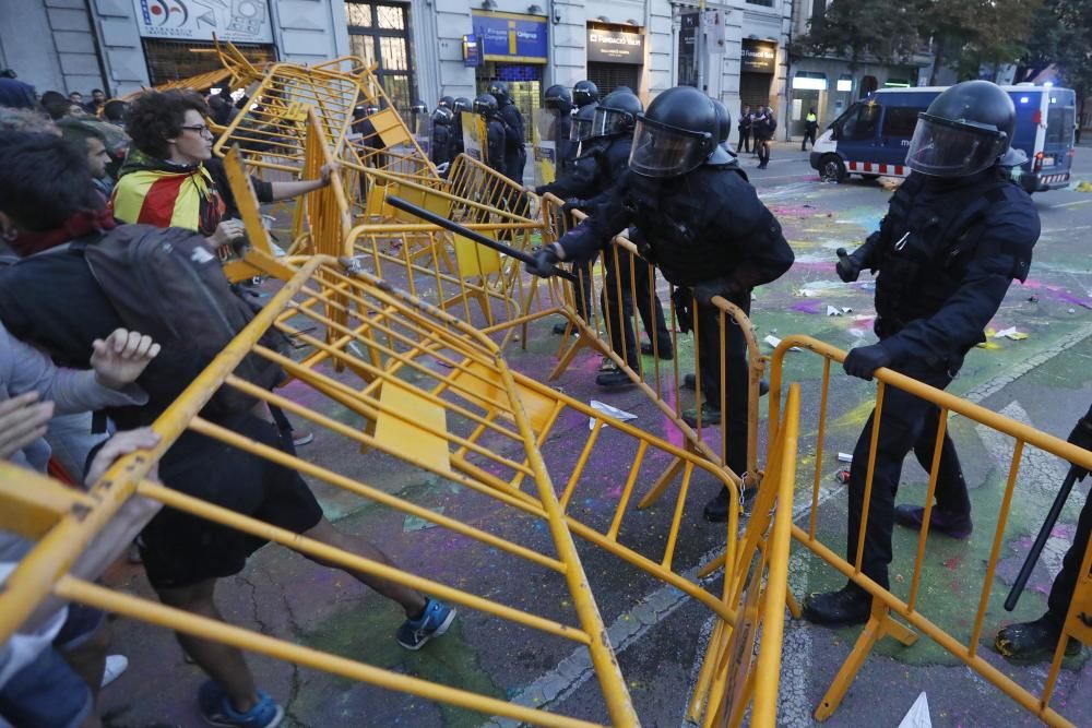 1-O a Girona: Multitudinària manifestació davant la subdelegació del Govern