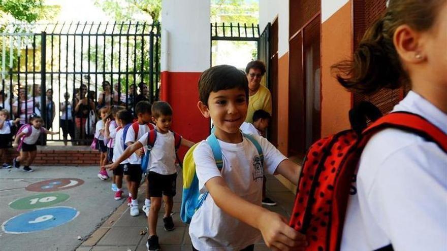 Niños a la entrada de un colegio.