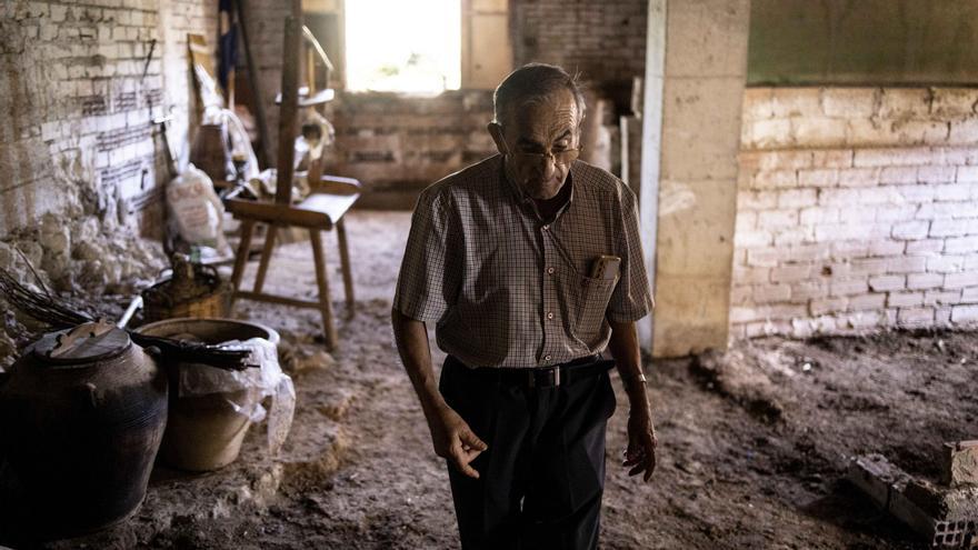 En la lucha por recuperar su casa de Almonacid de la Cuba tras las tormentas: &quot;Los pisos de abajo los hemos limpiado a base de pala&quot;
